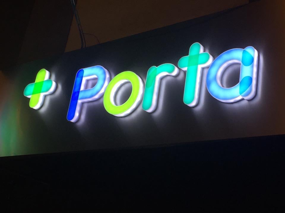 Cartel iluminado de Farmacia Porta en Berazategui